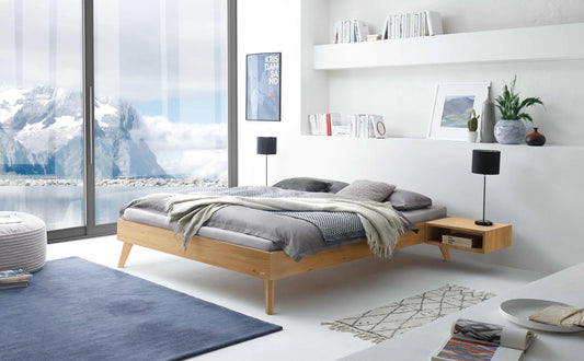 Calvari massief houten bed Eiken Bianco sfeer met akai nachtkastje