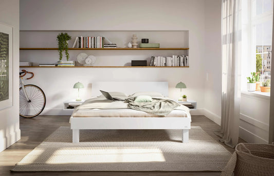 Forti massief houten bed Wit Gelakt sfeer met akai nachtkastje