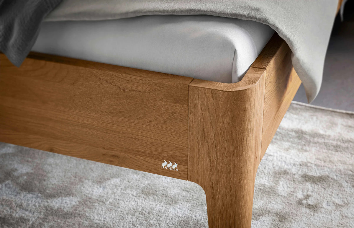 Varenna massief houten bed Oak Puro Wild Eiken Naturel detail poten