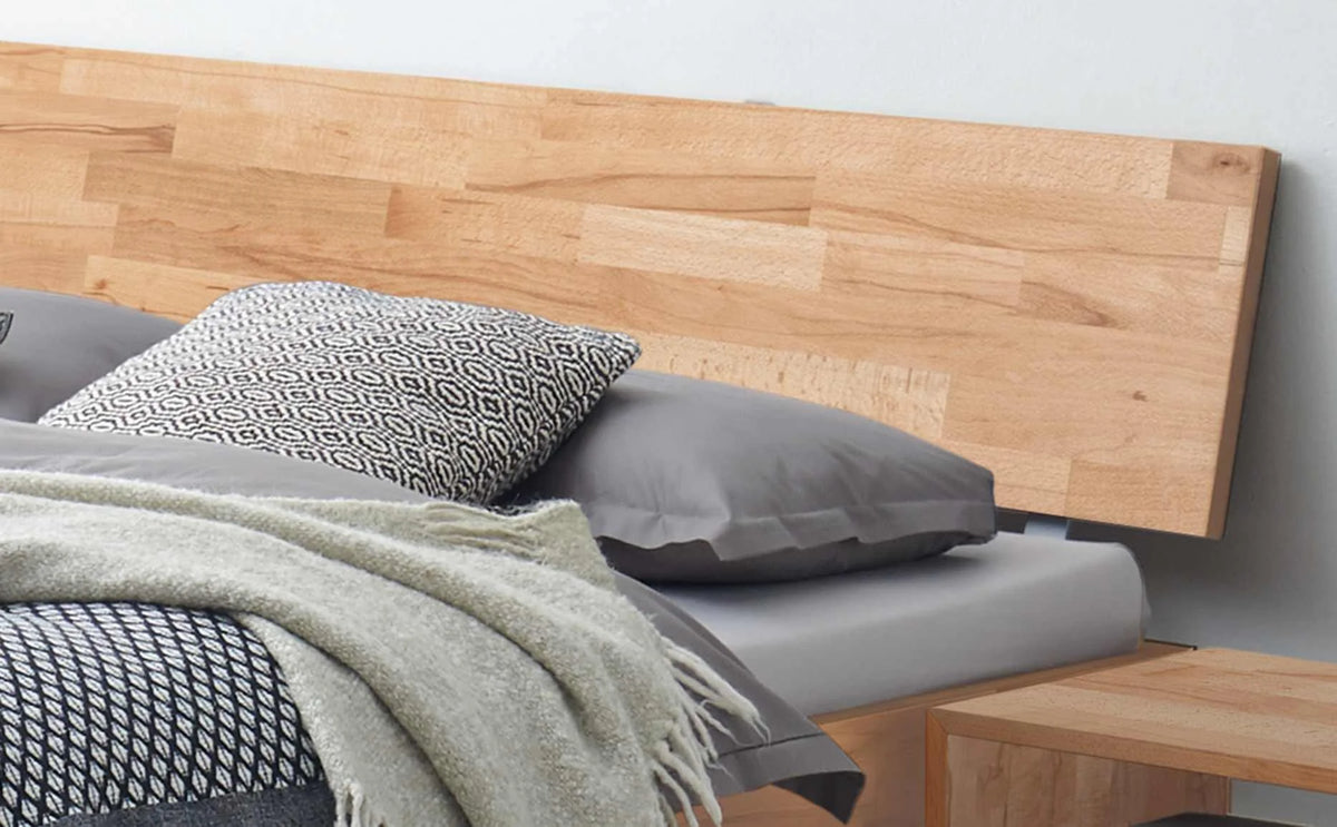 Ancona massief houten bed Beuken Naturel detail hoofdbord met akai nachtkastje