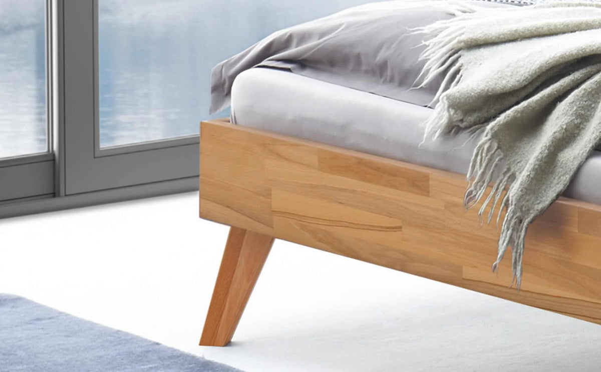 Ancona massief houten bed Beuken Naturel detail poten met akai nachtkastje