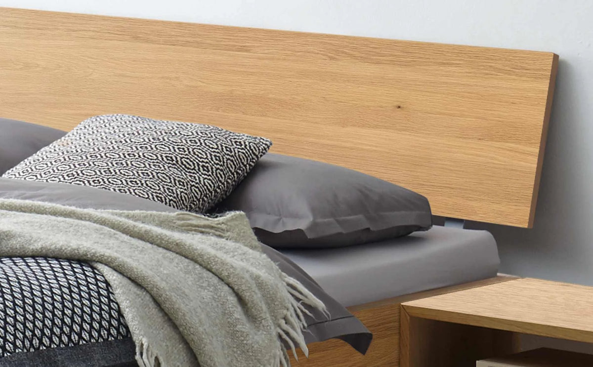 Ancona massief houten bed Eiken Bianco detail hoofdbord met akai nachtkastje
