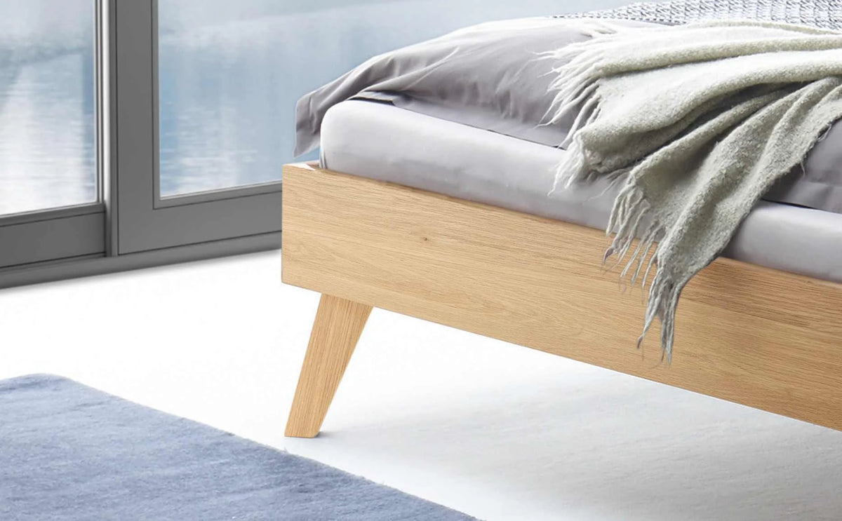 Ancona massief houten bed Eiken Bianco detail poten met akai nachtkastje
