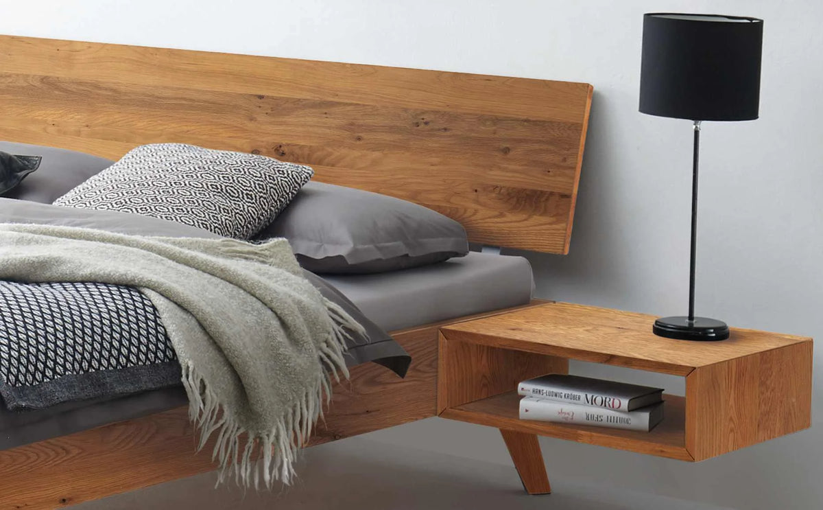 Ancona massief houten bed Eiken Naturel detail hoofdbord met akai nachtkastje