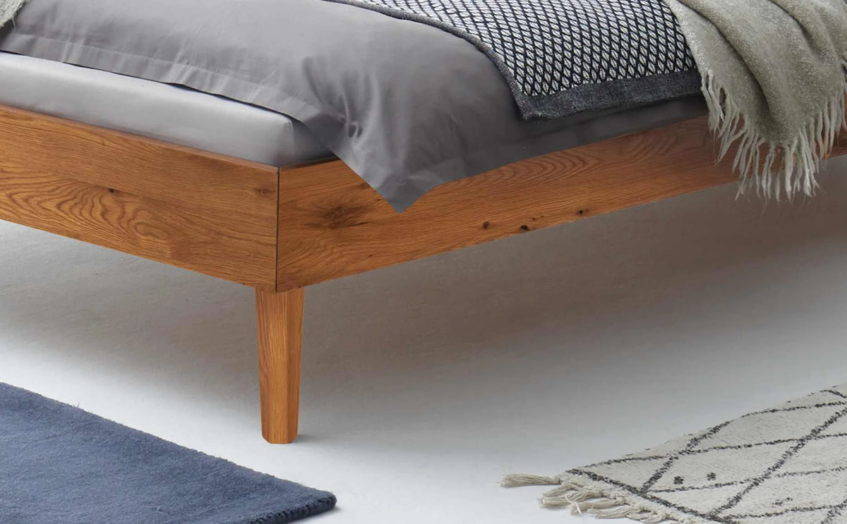 Ancona massief houten bed Eiken Naturel detail poten met akai nachtkastje