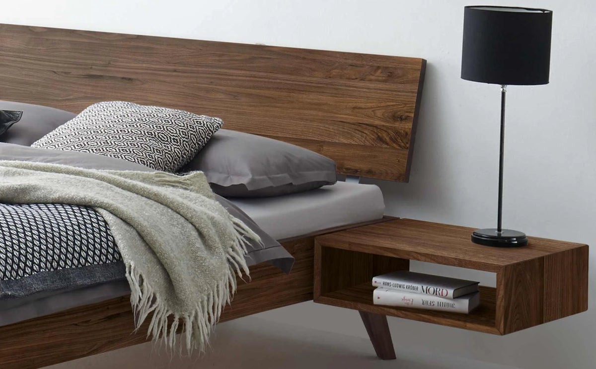 Ancona massief houten bed Walnoot detail hoofdbord met akai nachtkastje