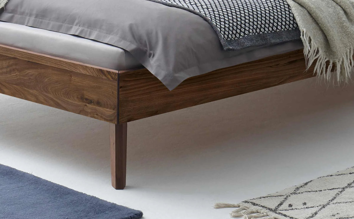 Ancona massief houten bed Walnoot detail poten met akai nachtkastje