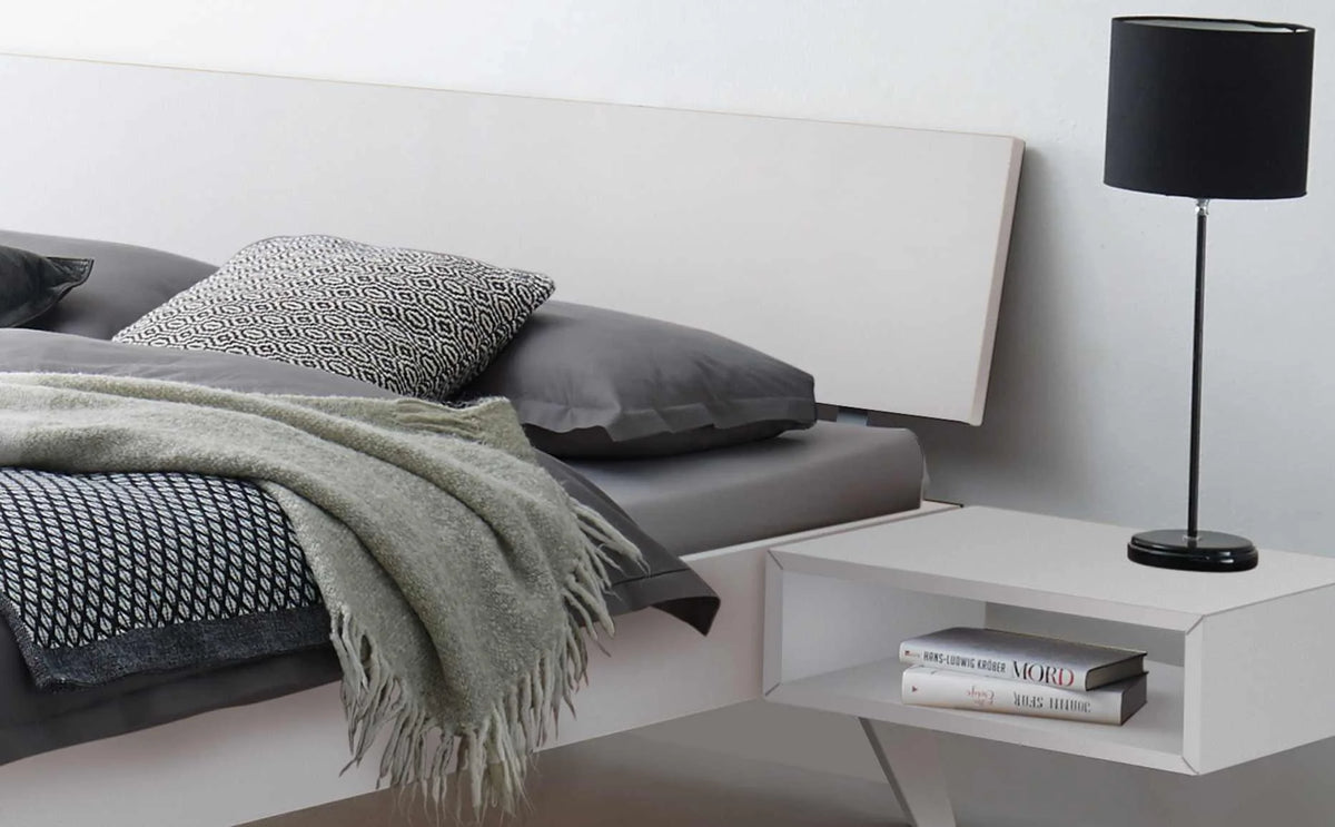 Ancona massief houten bed Wit Gelakt detail hoofdbord met akai nachtkastje