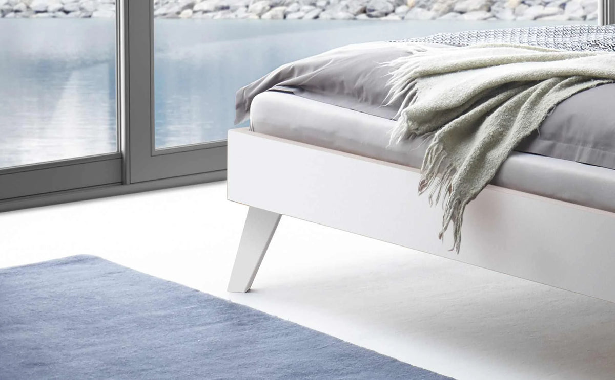 Ancona massief houten bed Wit Gelakt detail poten met akai nachtkastje