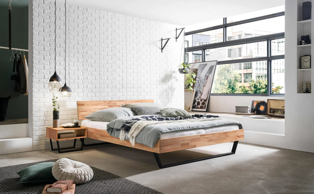 Asti massief houten bed Beuken Naturel zwarte poten sfeer met jose nachtkastje