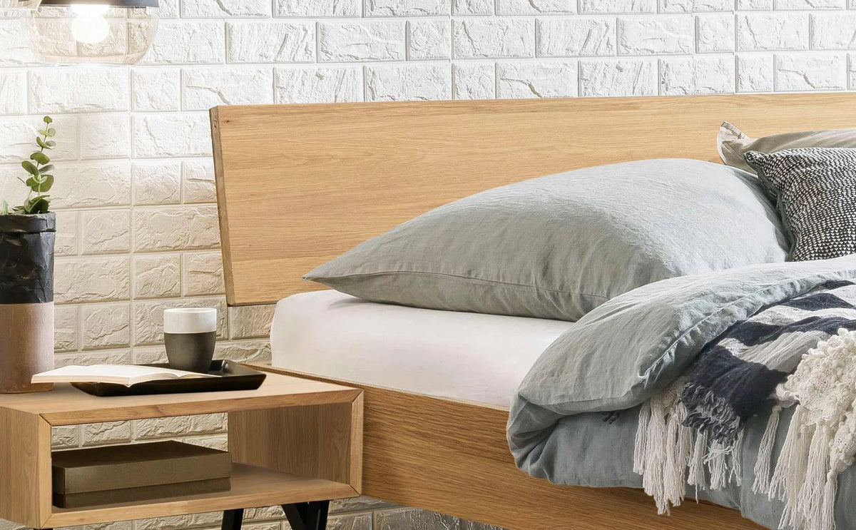 Asti massief houten bed Eiken Bianco detail hoofdbord met jose nachtkastje