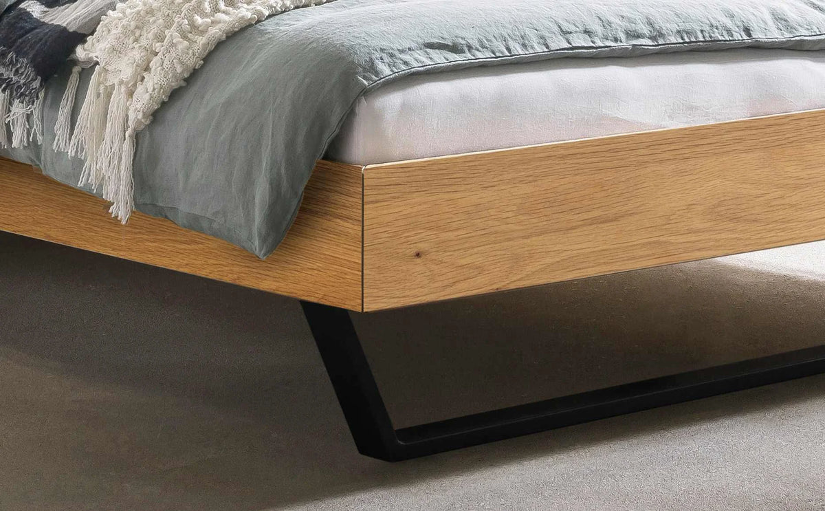 Asti massief houten bed Eiken Bianco zwarte poten detail poten met jose nachtkastje