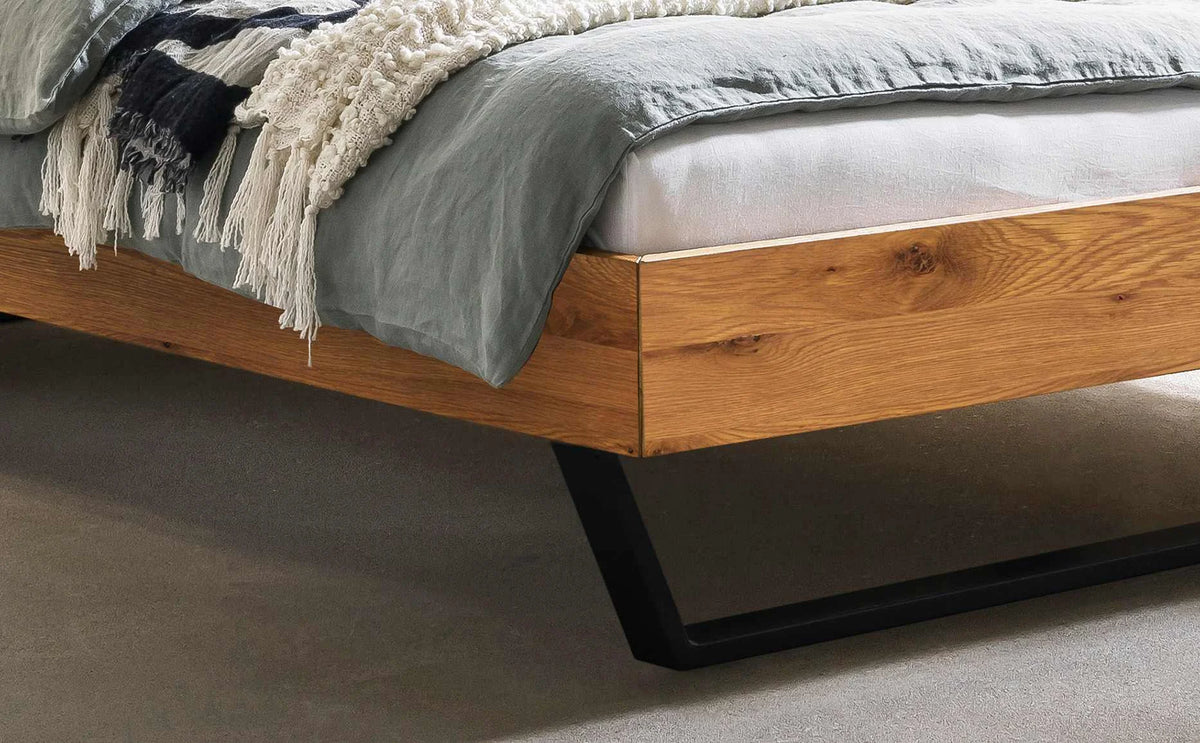 Asti massief houten bed Eiken Naturel zwarte poten detail poten met jose nachtkastje