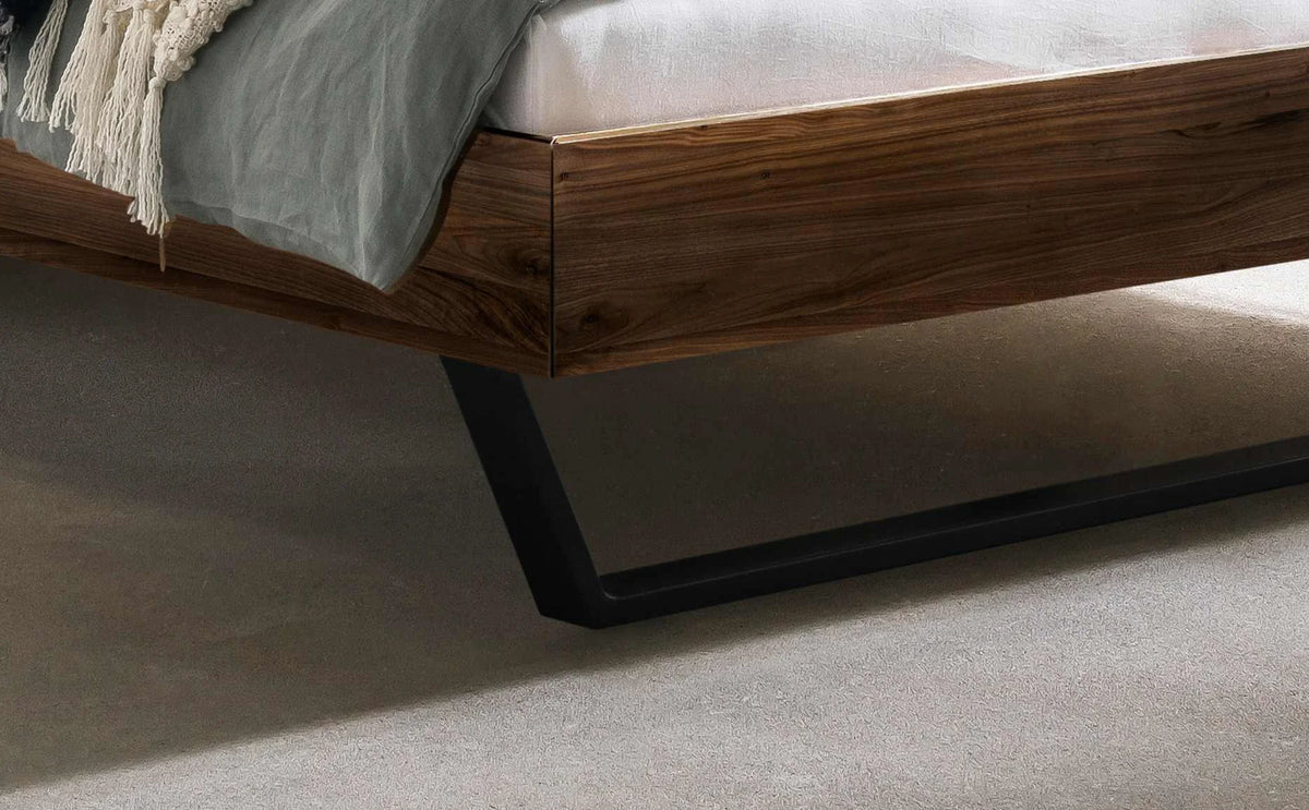 Asti massief houten bed Walnoot zwarte poten detail poten met jose nachtkastje
