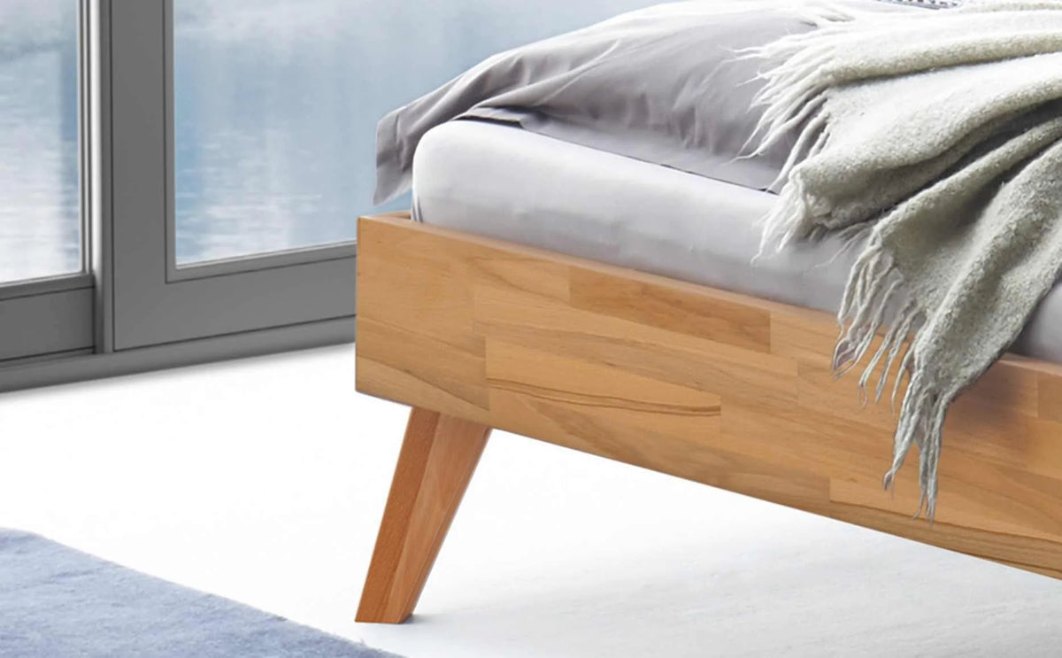 Calvari massief houten bed Beuken Naturel detail poten met akai nachtkastje