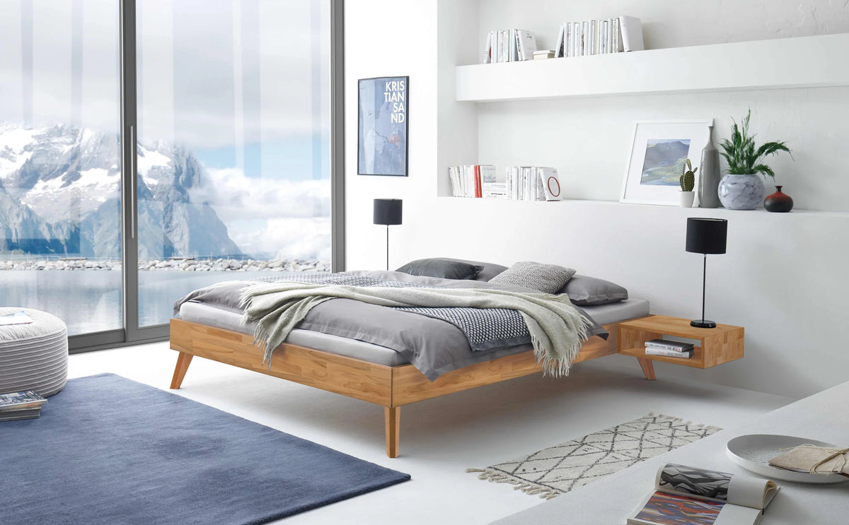 Calvari massief houten bed Beuken Naturel sfeer met akai nachtkastje