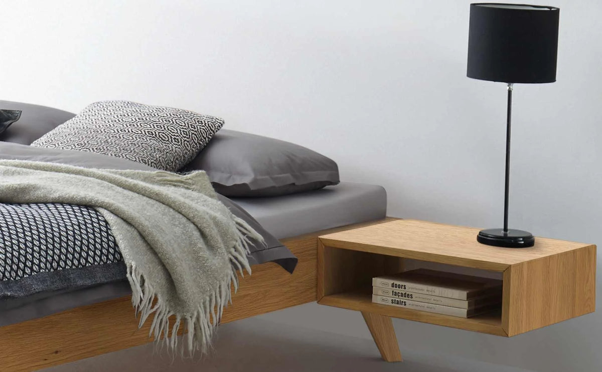 Calvari massief houten bed Eiken Bianco detail hoofdbord met akai nachtkastje