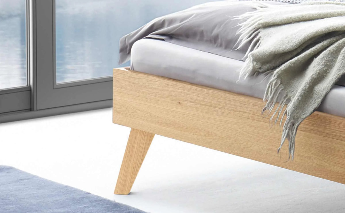 Calvari massief houten bed Eiken Bianco detail poten met akai nachtkastje