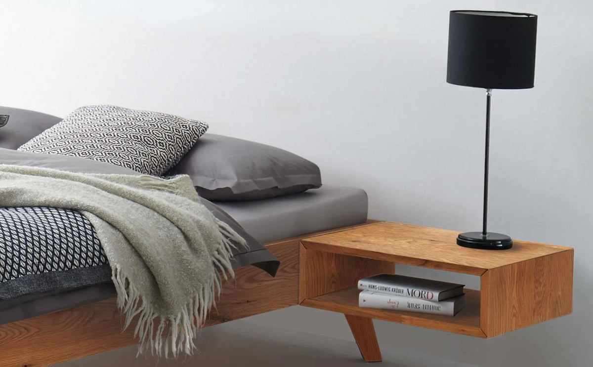 Calvari massief houten bed Eiken Naturel detail hoofdbord met akai nachtkastje