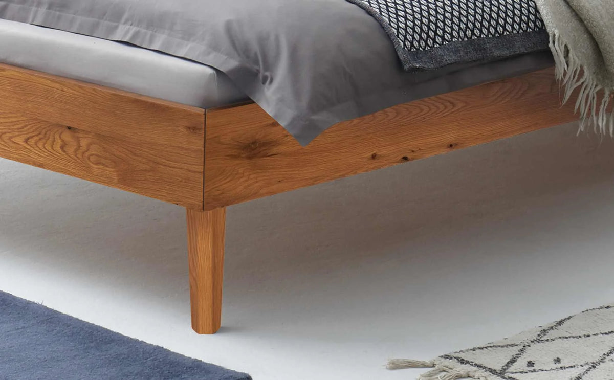 Calvari massief houten bed Eiken Naturel detail poten met akai nachtkastje