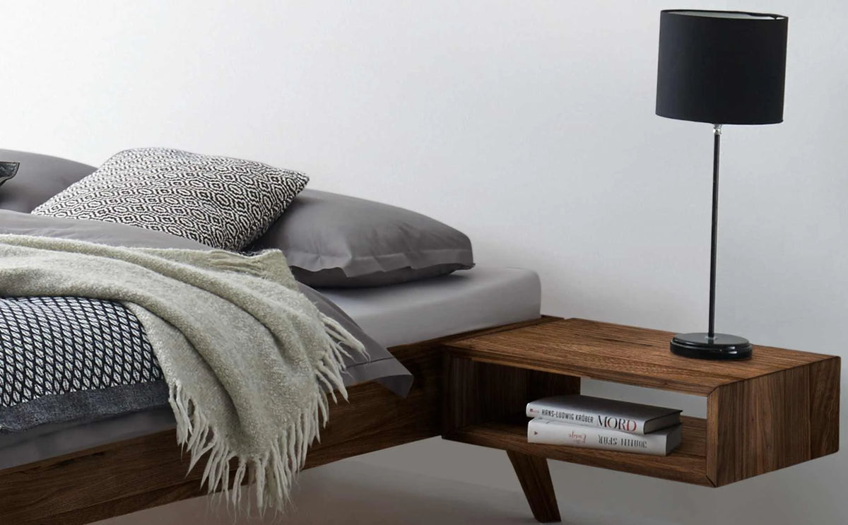 Calvari massief houten bed Walnoot detail hoofdbord met akai nachtkastje