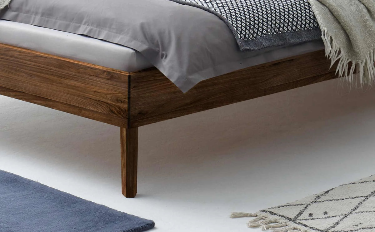 Calvari massief houten bed Walnoot detail poten met akai nachtkastje