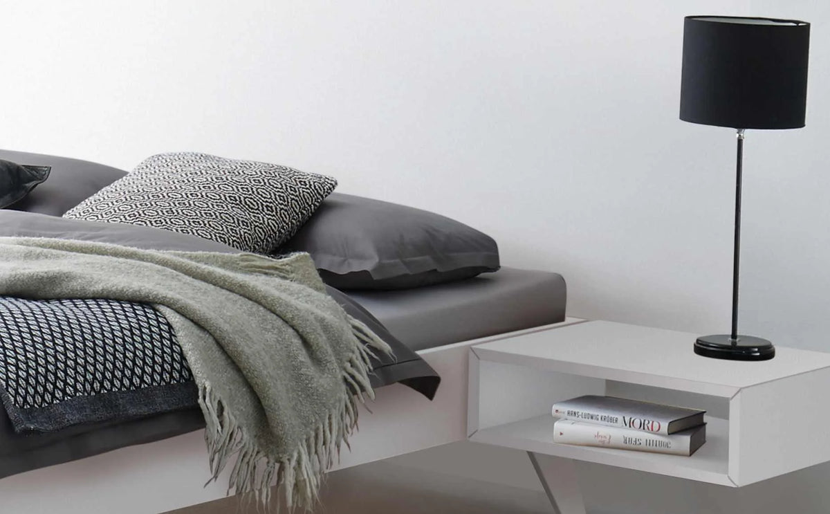Calvari massief houten bed Wit Gelakt detail hoofdbord met akai nachtkastje
