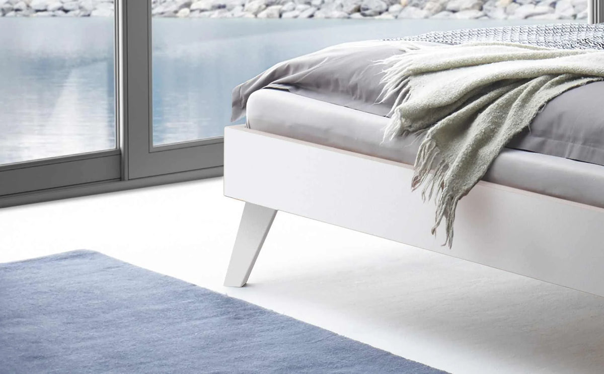 Calvari massief houten bed Wit Gelakt detail poten met akai nachtkastje
