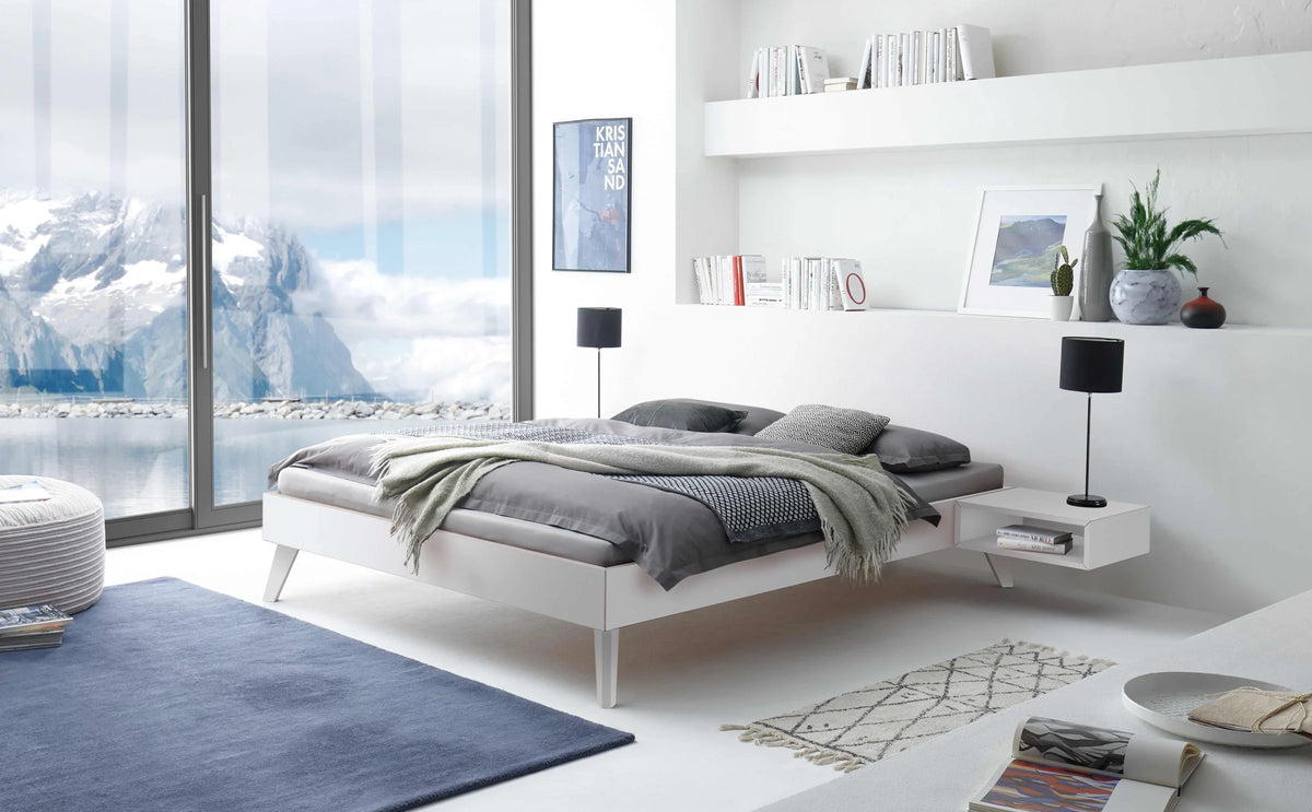 Calvari massief houten bed Wit Gelakt sfeer met akai nachtkastje