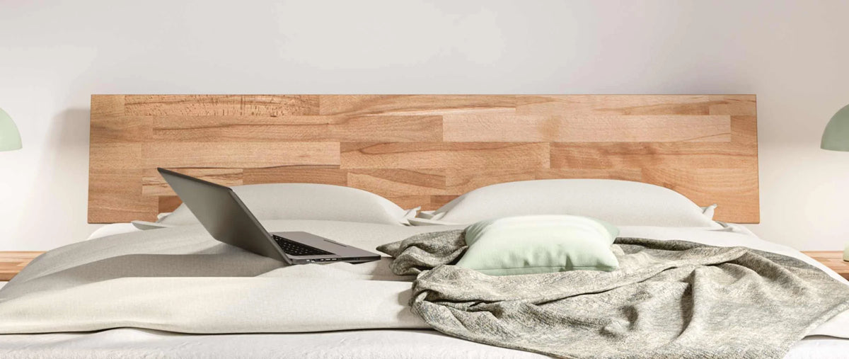 Forti massief houten bed Beuken Naturel detail hoofdbord met akai nachtkastje