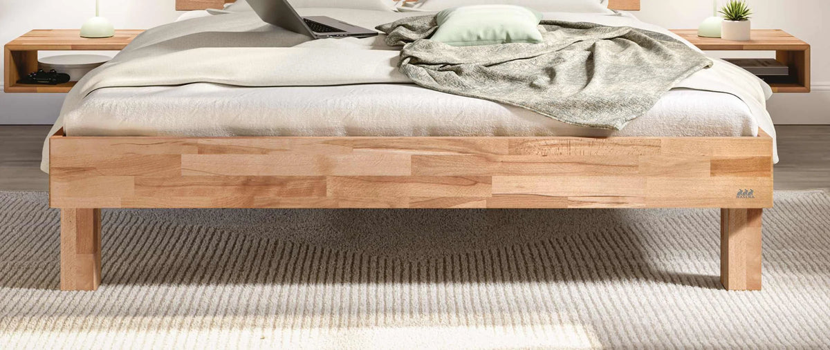 Forti massief houten bed Beuken Naturel detail poten met akai nachtkastje