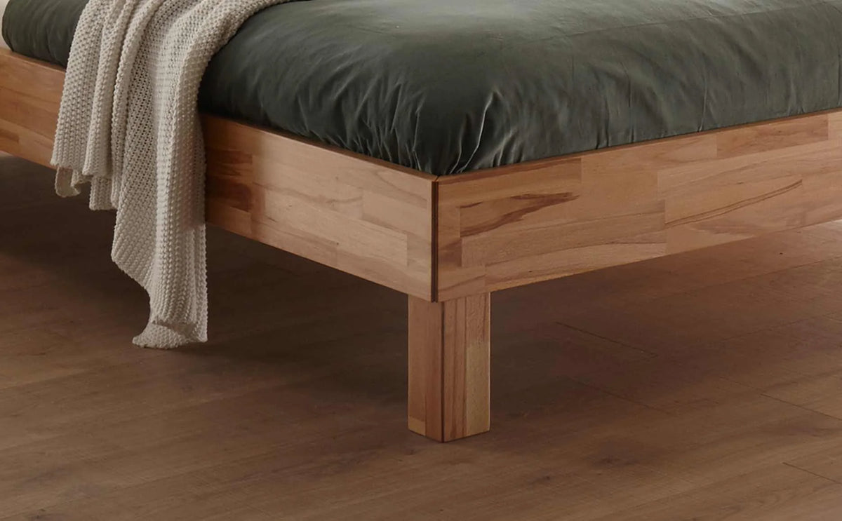 Forti massief houten bed Beuken Naturel detail poten met salva nachtkastje