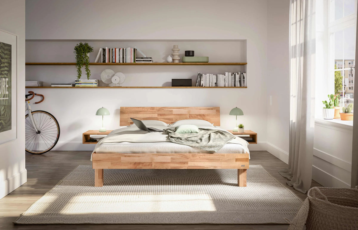 Forti massief houten bed Beuken Naturel sfeer met akai nachtkastje