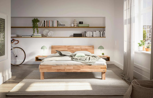 Forti massief houten bed Beuken Naturel sfeer met akai nachtkastje