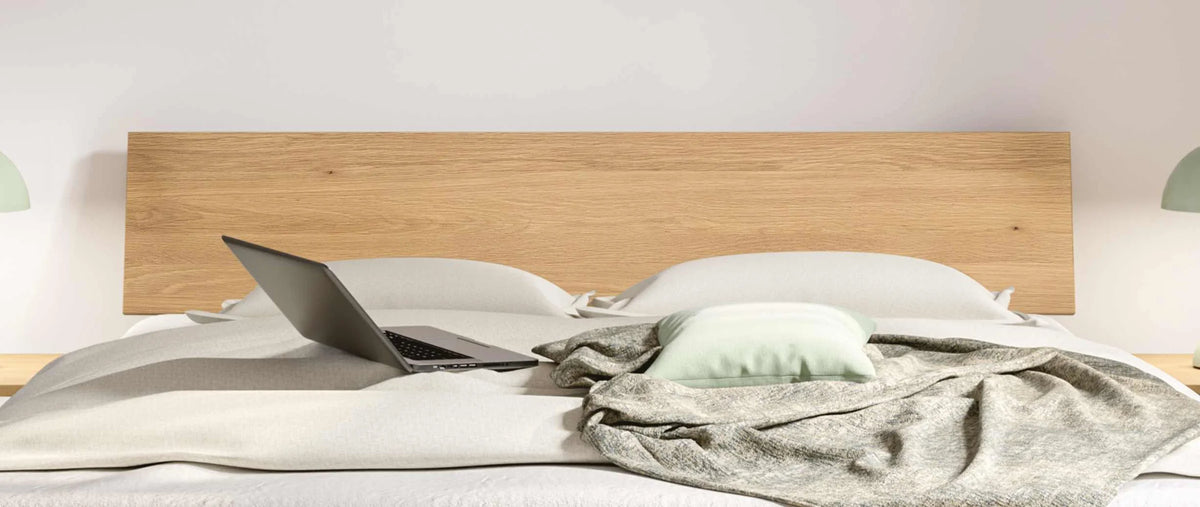 Forti massief houten bed Eiken Bianco detail hoofdbord met akai nachtkastje