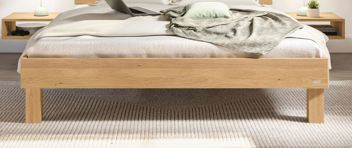 Forti massief houten bed Eiken Bianco detail poten met akai nachtkastje