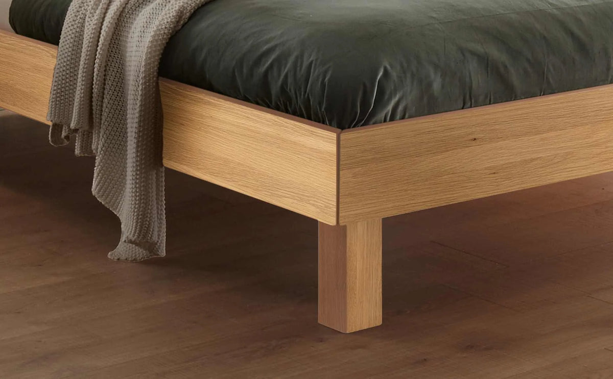 Forti massief houten bed Eiken Bianco detail poten met salva nachtkastje