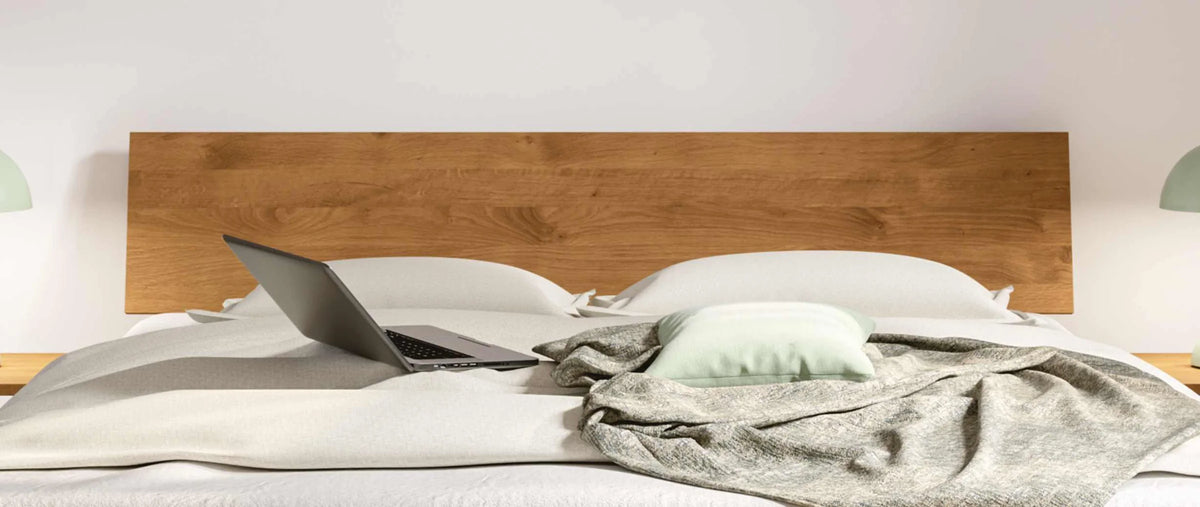 Forti massief houten bed Eiken Naturel detail hoofdbord met akai nachtkastje