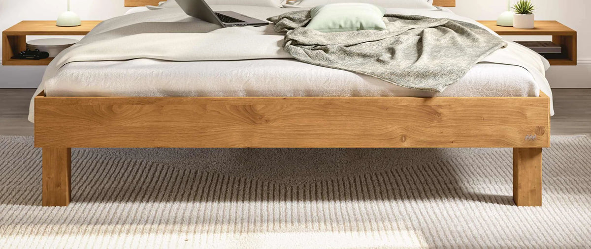 Forti massief houten bed Eiken Naturel detail poten met akai nachtkastje