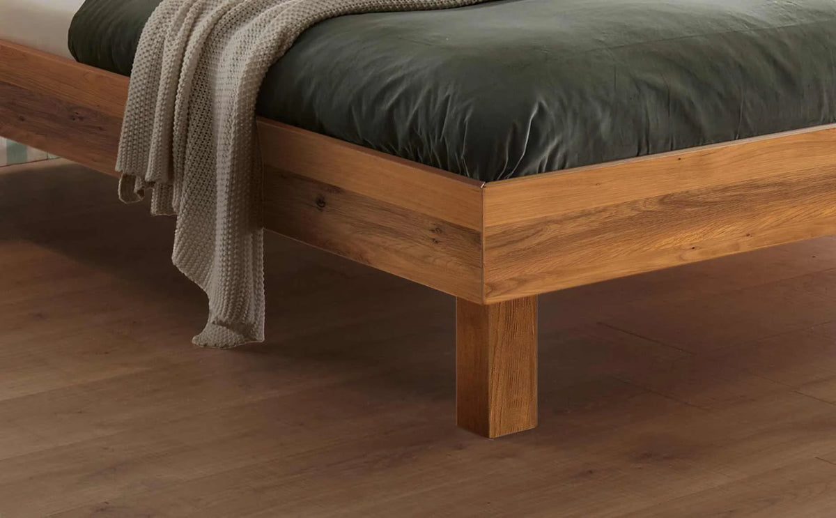 Forti massief houten bed Eiken Naturel detail poten met salva nachtkastje