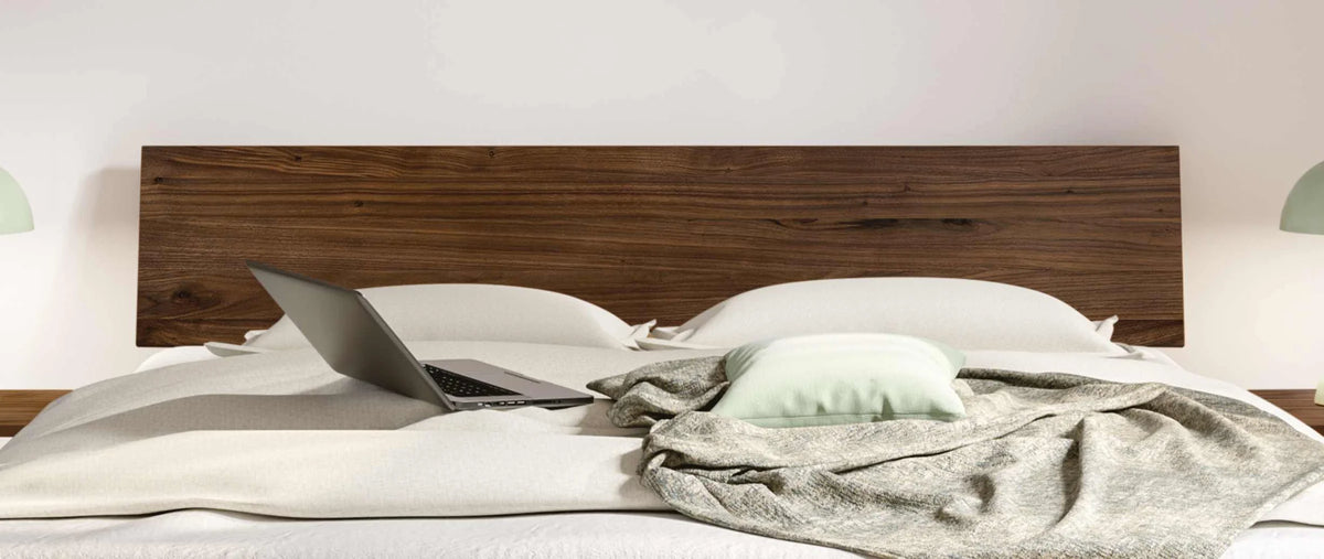 Forti massief houten bed Walnoot detail hoofdbord met akai nachtkastje