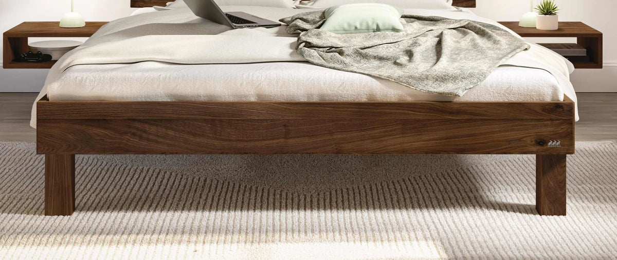 Forti massief houten bed Walnoot detail poten met akai nachtkastje