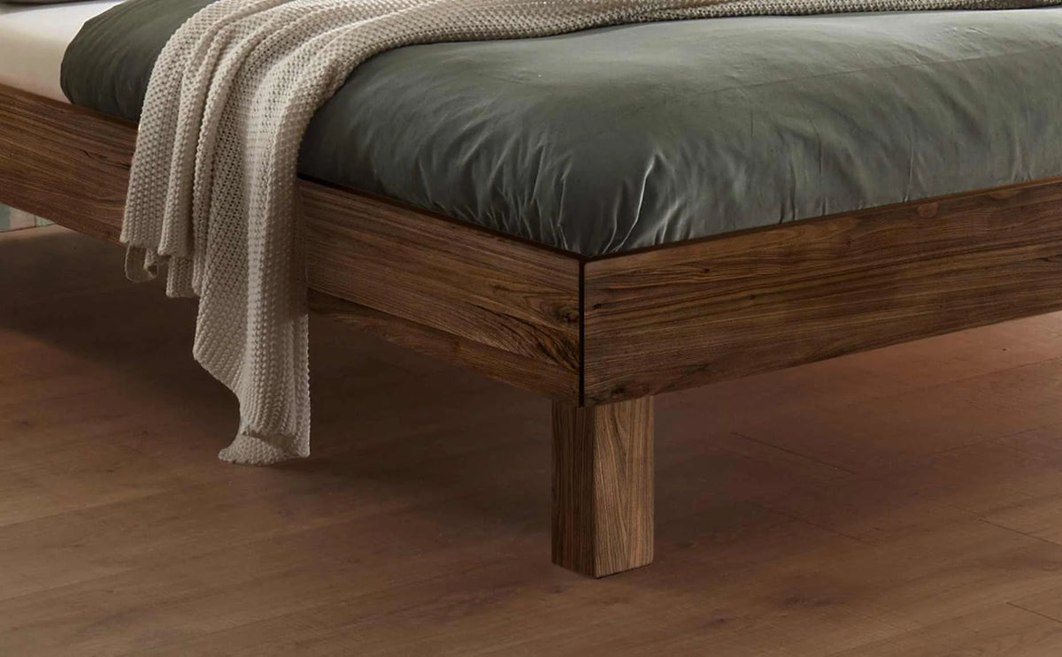 Forti massief houten bed Walnoot detail poten met salva nachtkastje