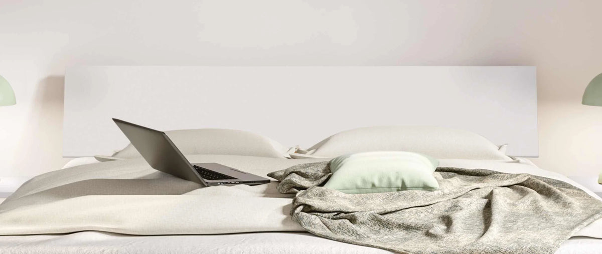 Forti massief houten bed Wit Gelakt detail hoofdbord met akai nachtkastje