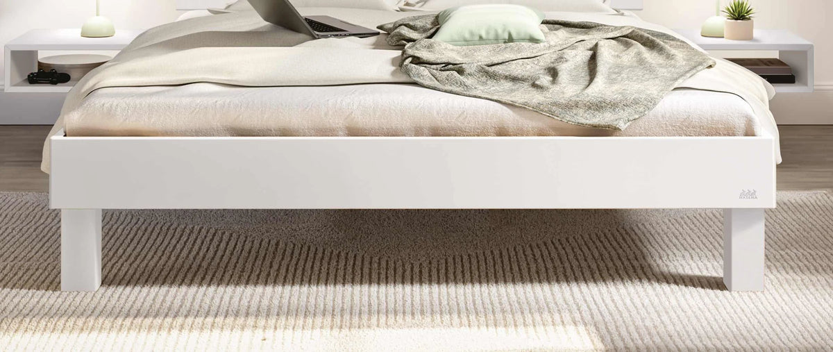 Forti massief houten bed Wit Gelakt detail poten met akai nachtkastje
