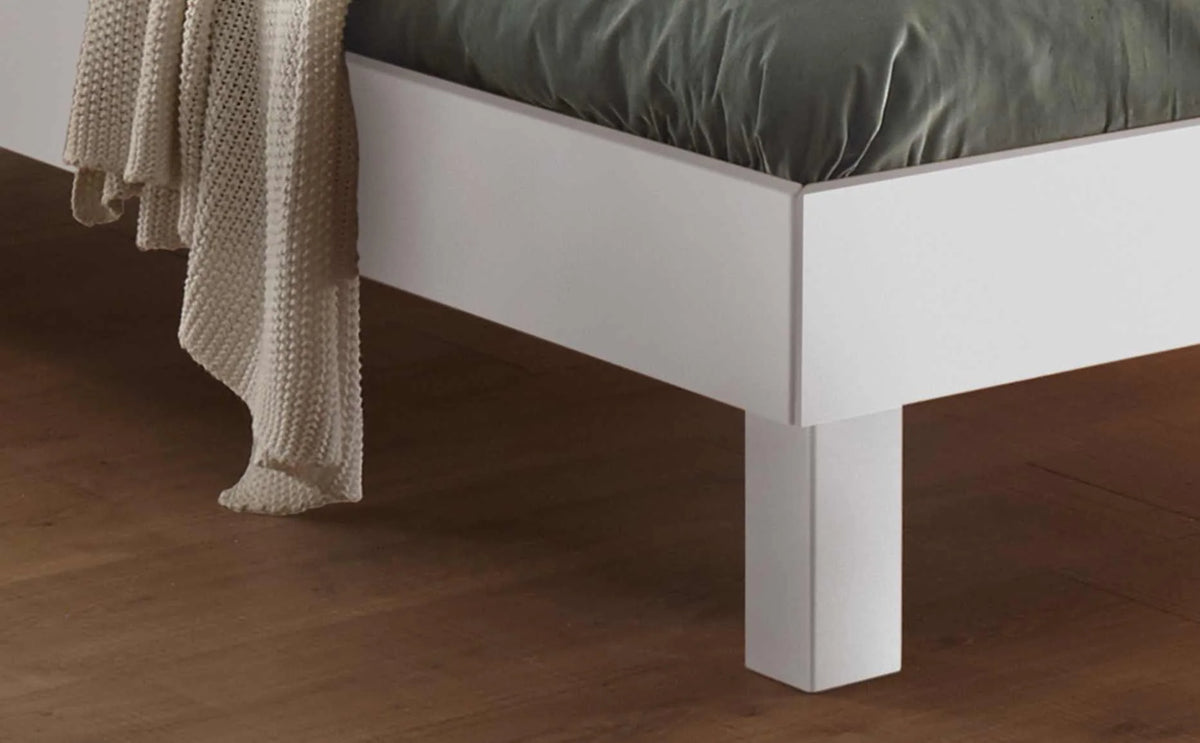 Forti massief houten bed Wit Gelakt detail poten met salva nachtkastje