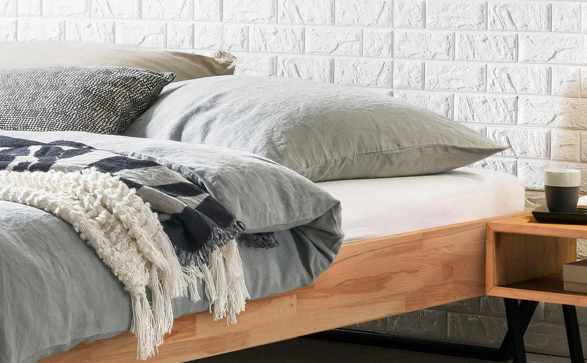 Ostino massief houten bed Beuken Naturel detail met jose nachtkastje