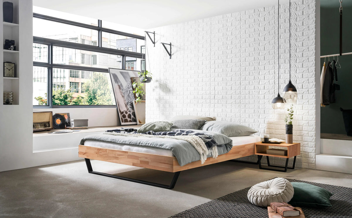 Ostino massief houten bed Beuken Naturel zwarte poten sfeer met jose nachtkastje