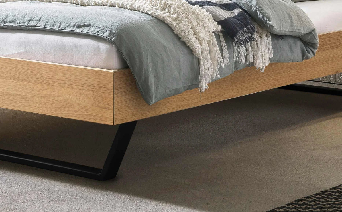 Ostino massief houten bed Eiken Bianco zwarte poten detail poten met jose nachtkastje