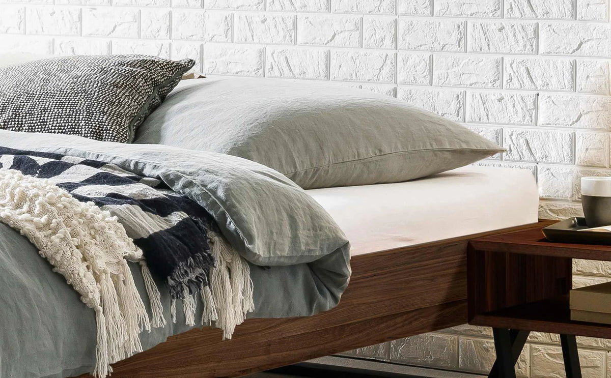 Ostino massief houten bed Walnoot zwarte poten detail met jose nachtkastje